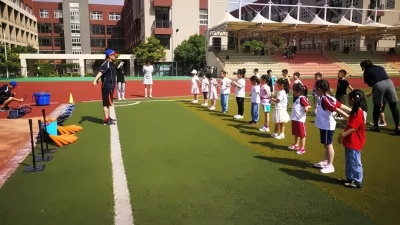 句容碧桂园小学棒垒球课.jpg