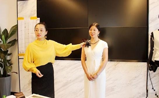 湖南杨柳化妆学校分享:杨柳化妆魅力女神迎新训练营让你立马改变_搜
