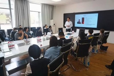 总校长董俊平先生正在讲话
