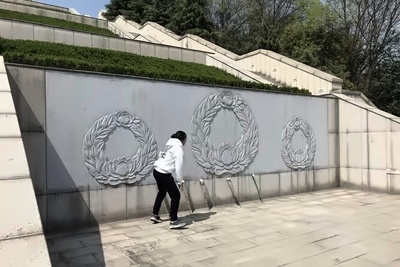 学生正向纪念碑前献花