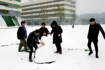 2018湖州帕丁顿双语学校校园初雪：堆雪人