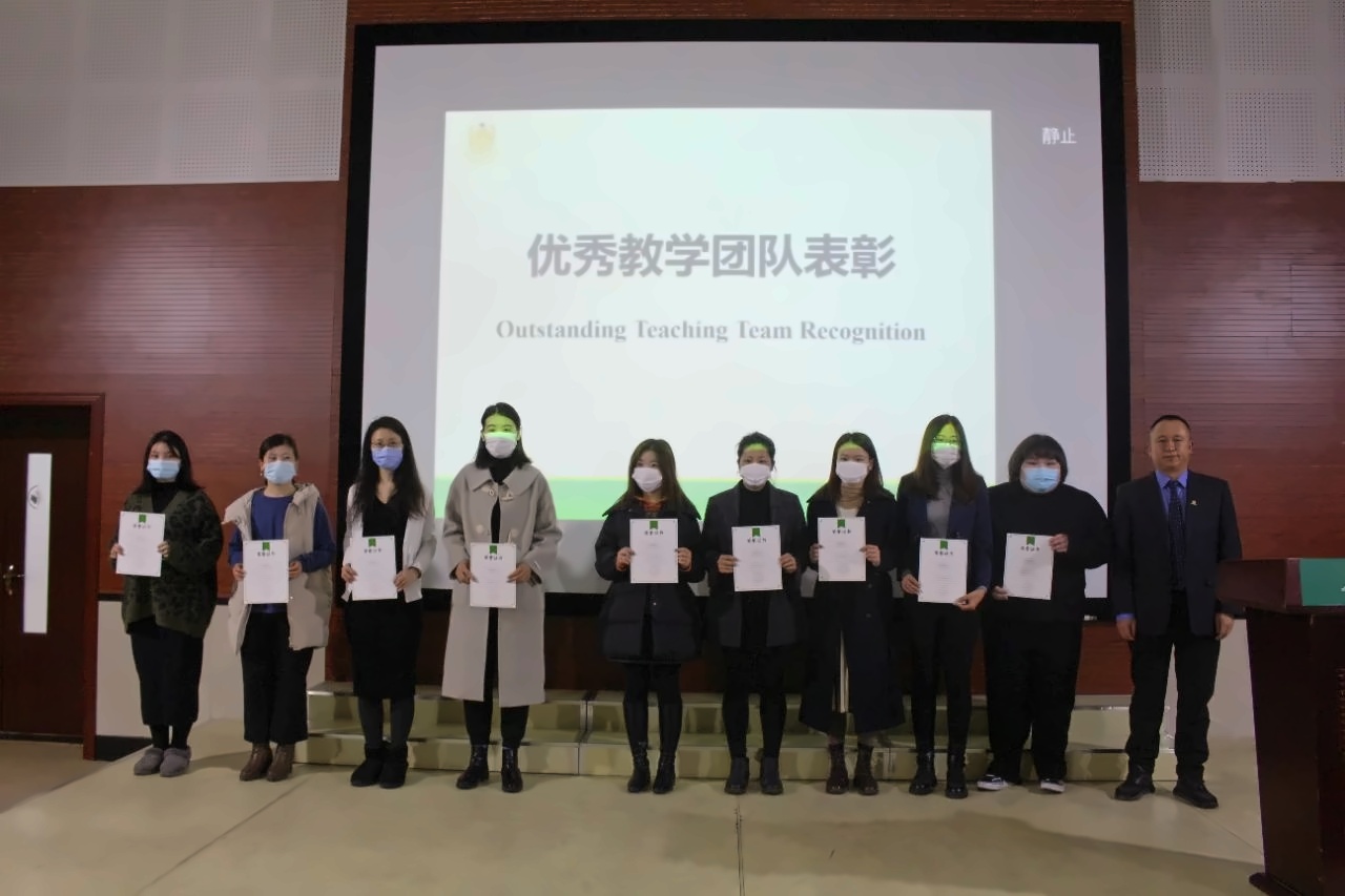 上海枫叶国际学校顺利举行期末员工大会.jpg