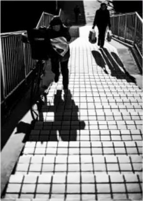 天橋上行.jpg