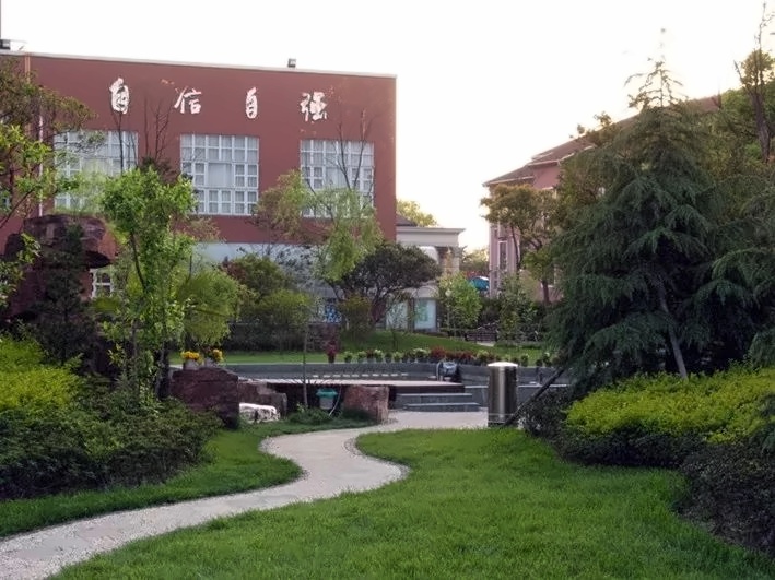 上海新虹桥中加国际班.jpg