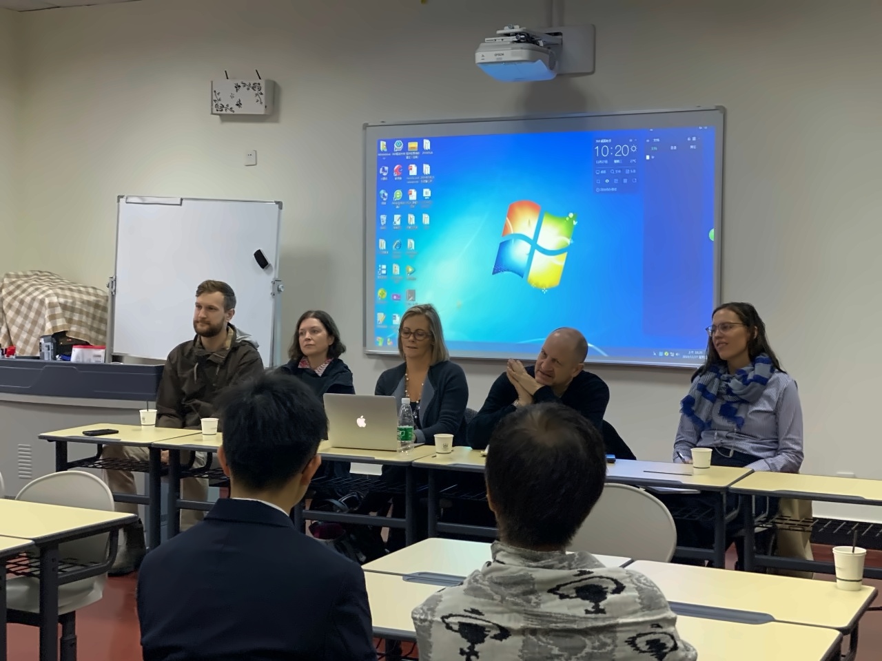 加中贸易理事会记者团来访上海枫叶国际学校.jpg
