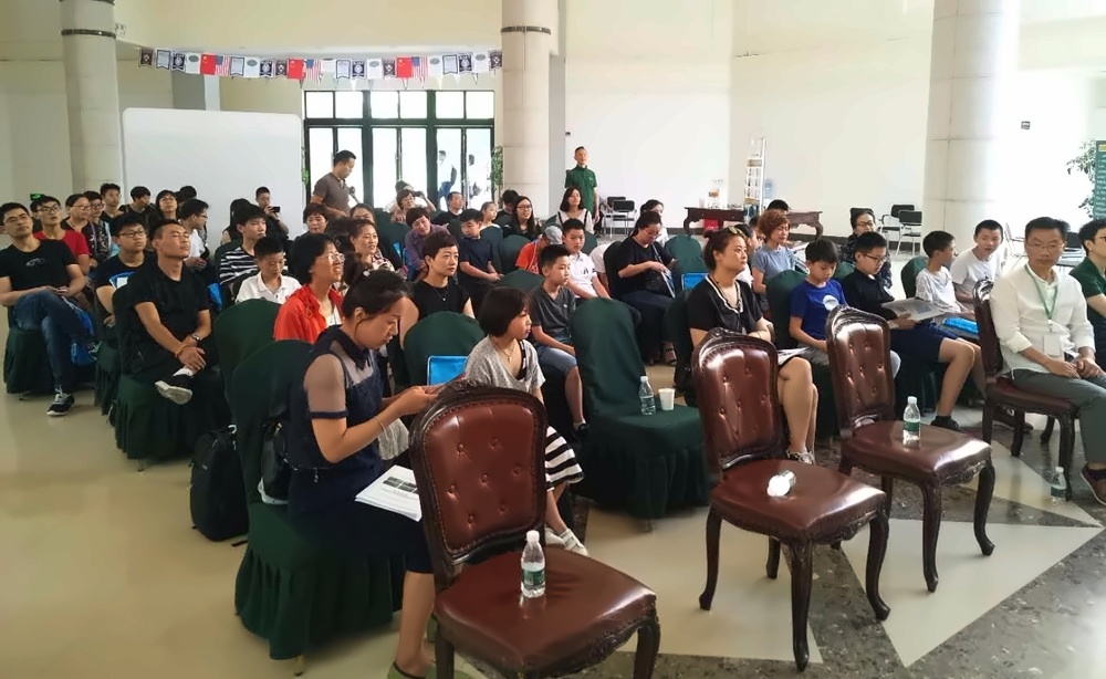 学生家长集合中.jpg