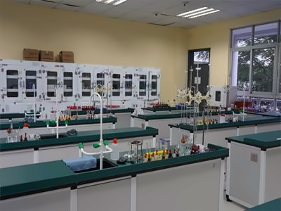 深圳市富源英美学校实验课室