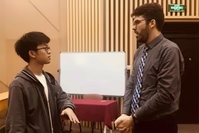 招生官与学生交流