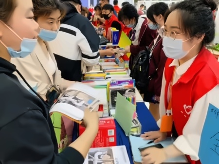华顿义卖活动：让爱不闲置.jpg