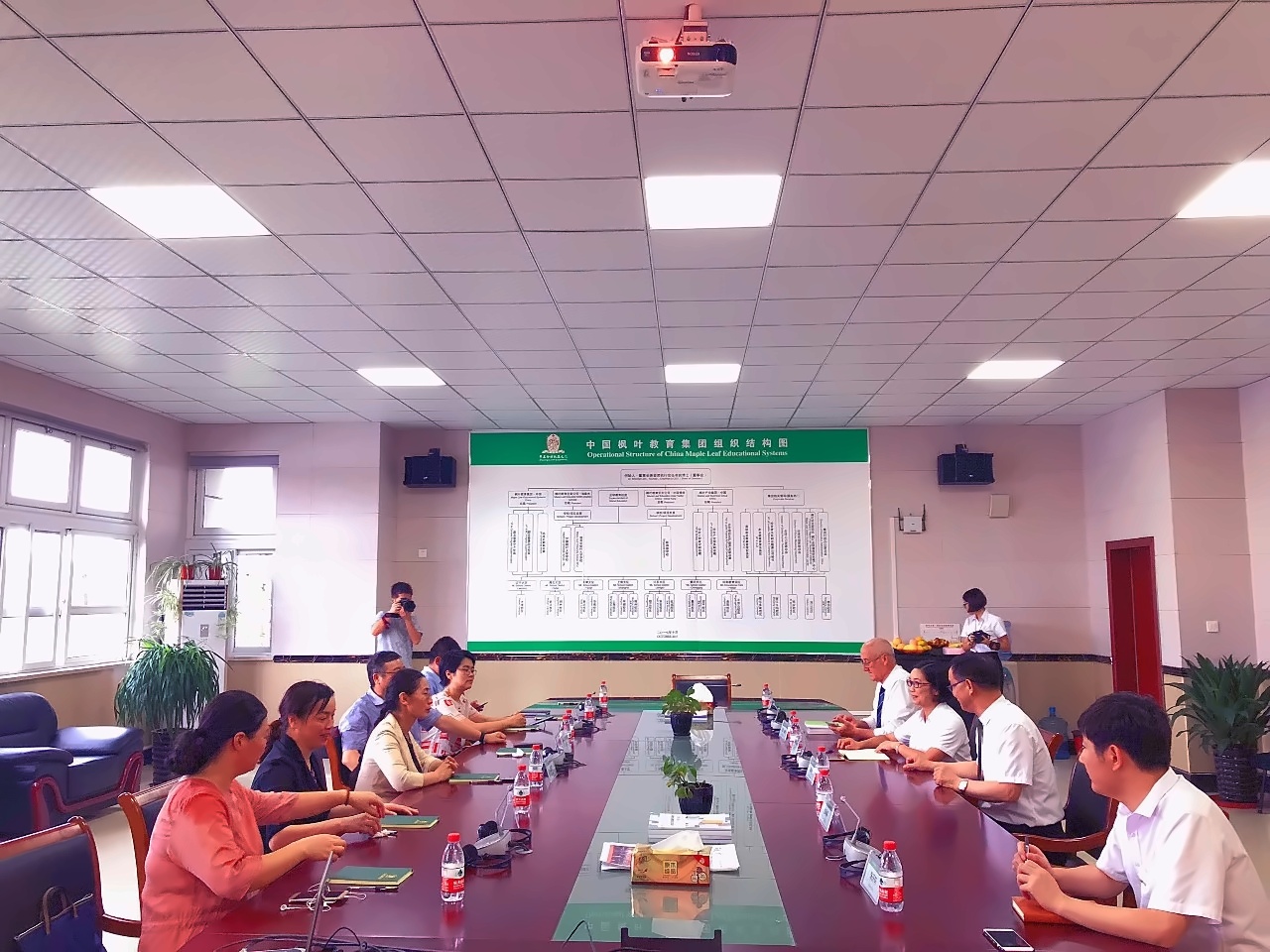 区局镇领导莅临上海枫叶国际学校调研指导.jpg