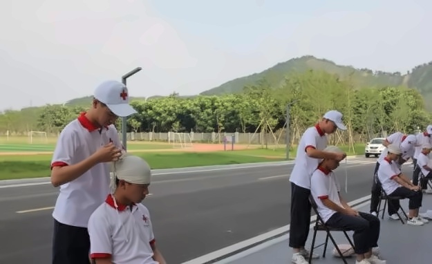 红十字会志愿者们示范伤员*扎.jpg