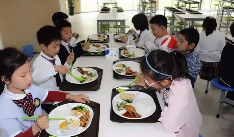 孩子们在食堂用餐.jpg