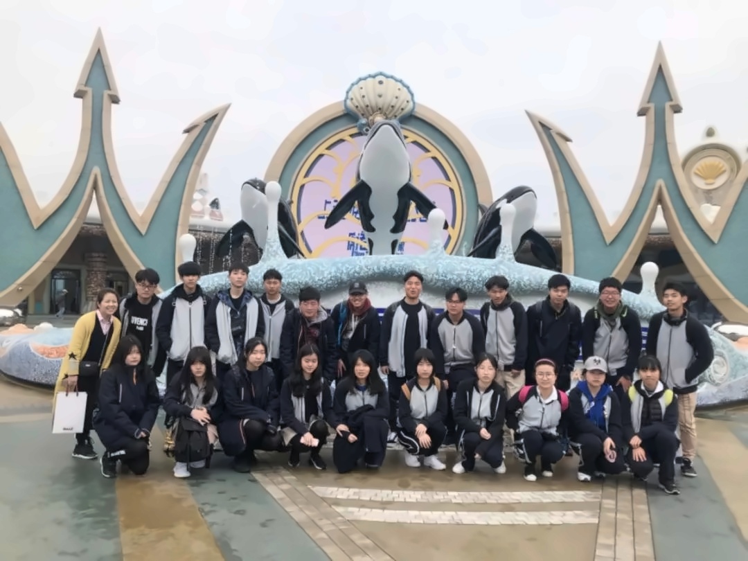 上海新虹桥中加国际班春游活动.jpg