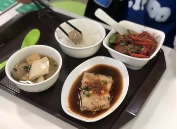蔡老师为学生准备午餐.jpg
