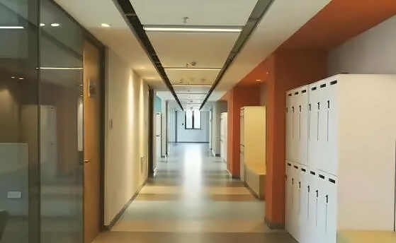 学校走廊.jpg
