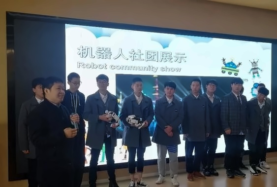 机器人表演.jpg