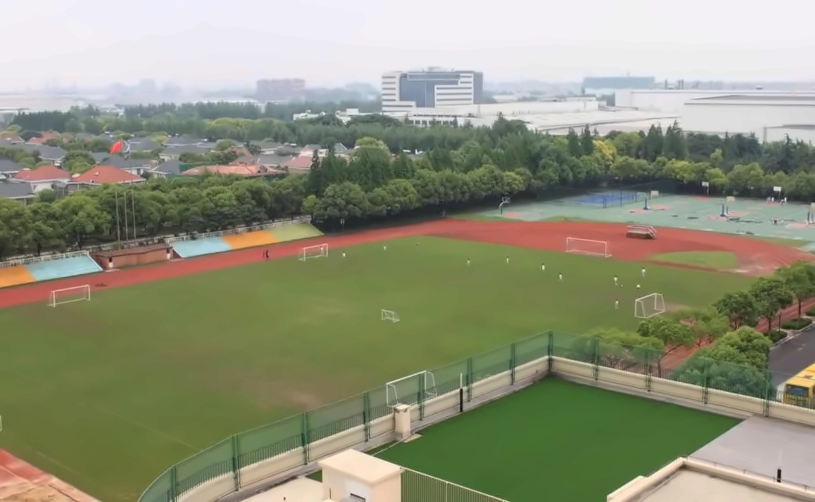 学校操场.jpg