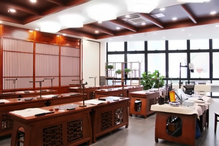 南京金地未来学校古色古香的国学教室.jpg