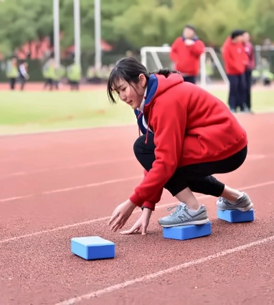 上海新和诺斯克劳斯国际高中Sports Day：摸石头过河