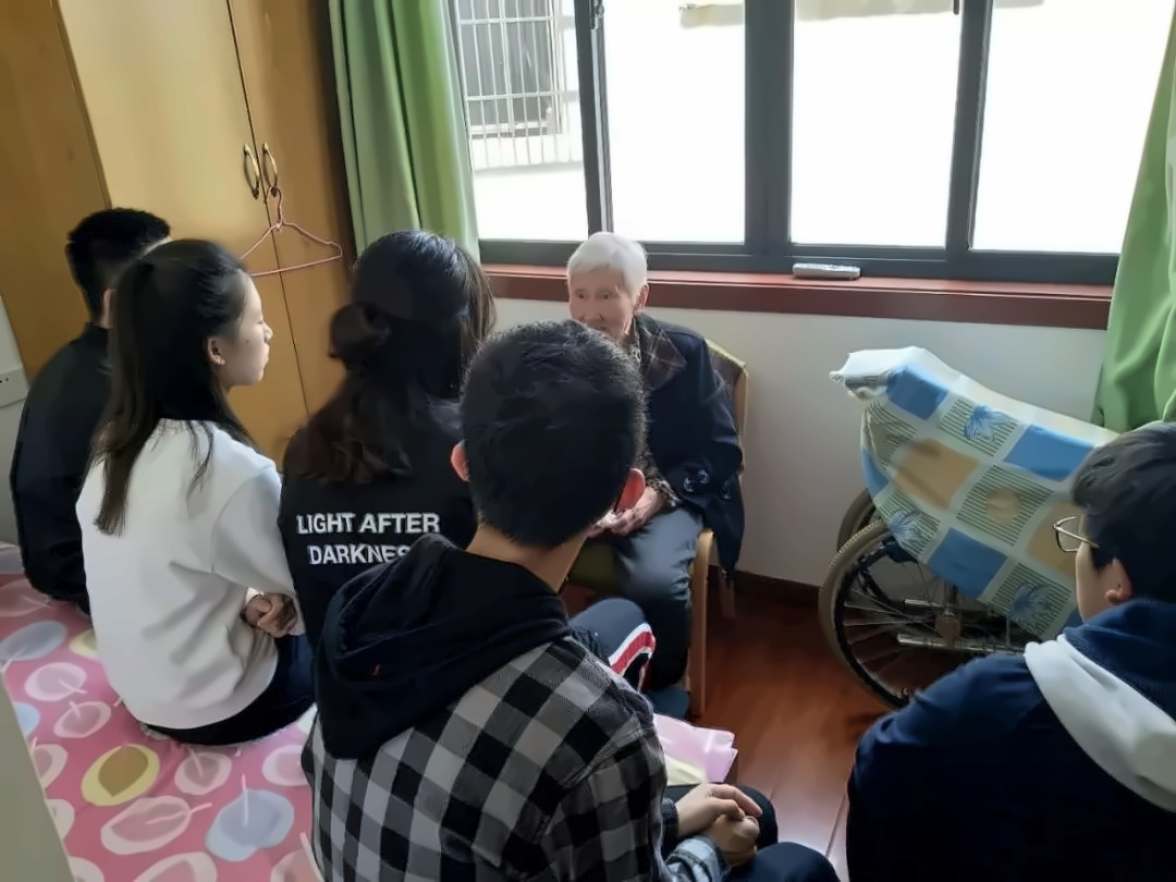 美国诺斯克劳斯学校学生养老院陪护老人.jpg