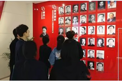 学生们在参观展馆