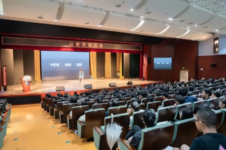 曹先生莅临苏州园区外国语学校分享励志经历.jpg