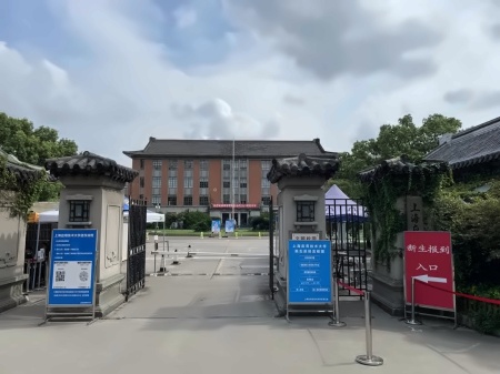 学生报到.jpg