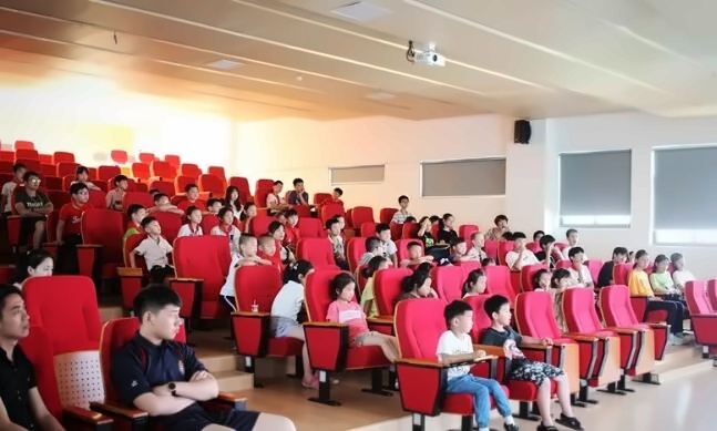 同学们一个个都听得聚精会神.jpg