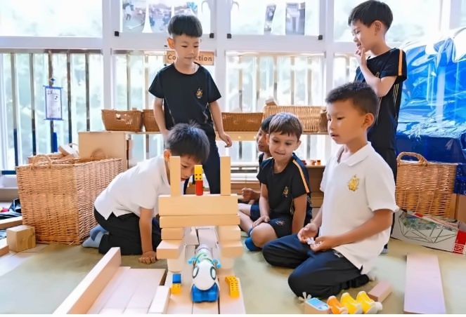 天津惠靈頓雙語幼兒園機(jī)器人課程日常.jpg