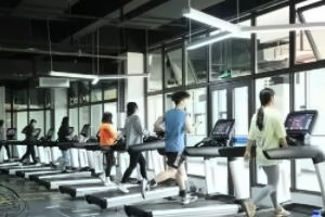 重庆工商大学出国留学校园环境健身房