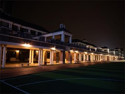 成都芭德美际学校学校操场夜景