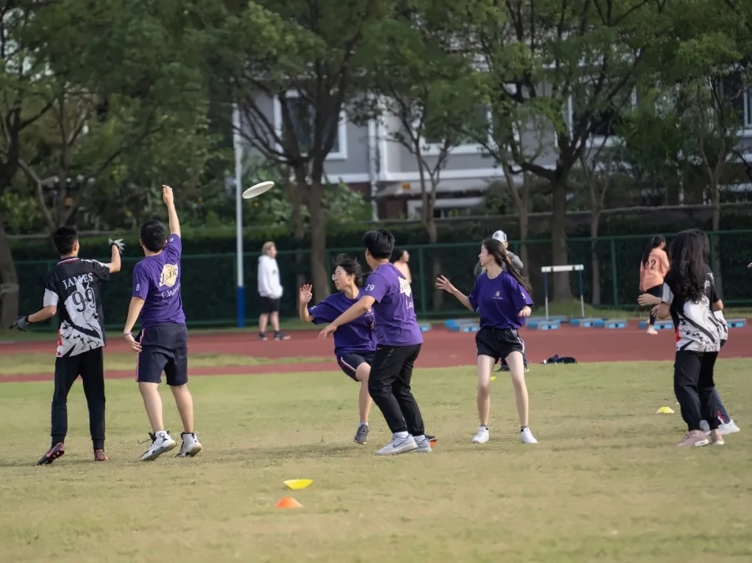 青春鎖定在飛盤的美麗曲線中.jpg