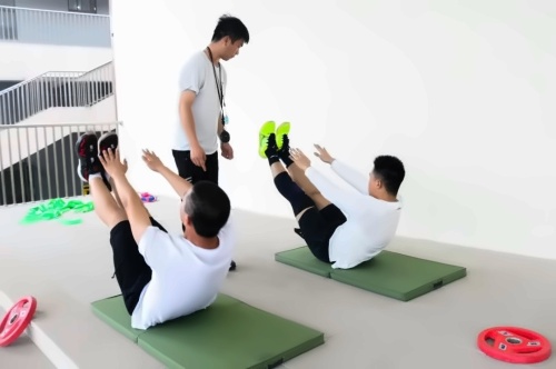 我们是一所让体育健全孩子体魄的学校.jpg