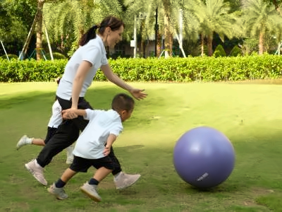理德幼儿学园师生互动