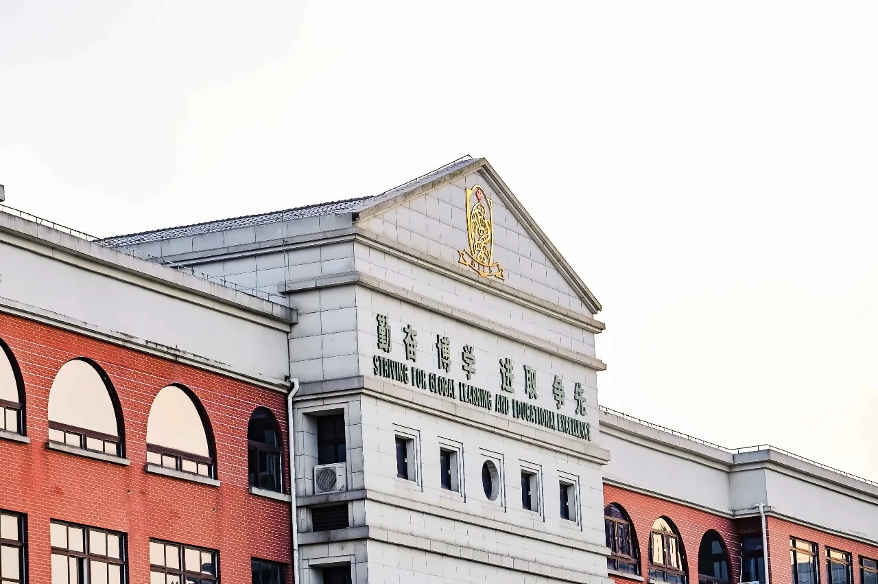 上海枫叶国际学校顺利举行第六届“英语艺术节”演讲比赛.jpg