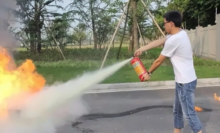 学生使用灭火器.jpg