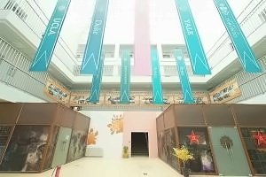 国贤BIC国际高中学部宿舍楼大厅外
