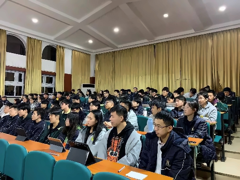 上海枫叶国际学校高二年级成功举办留学专题讲座.jpg