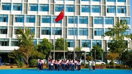 苏州海归子女学校升旗仪式.jpg