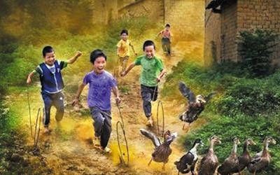 嬉戏于田间