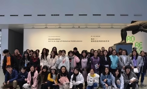 参观双年展.jpg