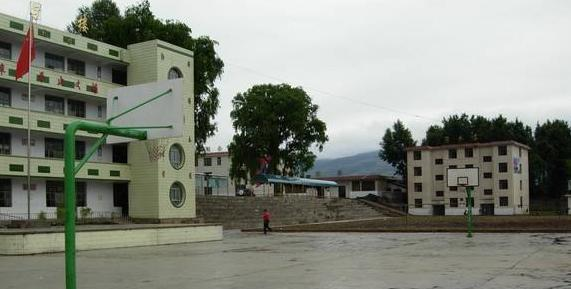 四川拖觉中学