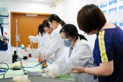 苏州海归子女学校11年级化学实验2.jpg
