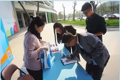 组织家长们签到