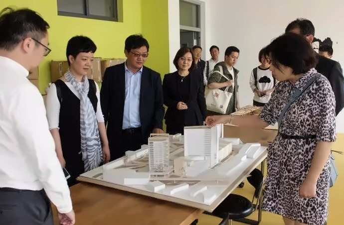 参观STEAM教室.jpg