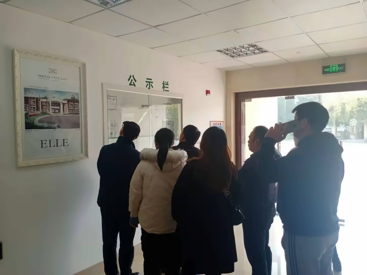 来访家长观看美华校园各个完善的办学**.jpg