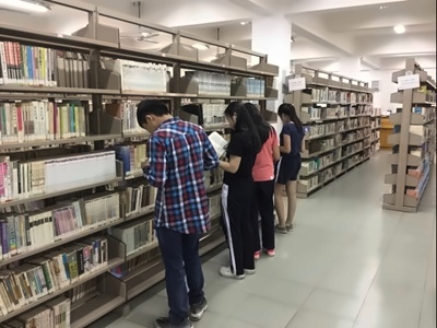 深圳东方英文书院图书馆