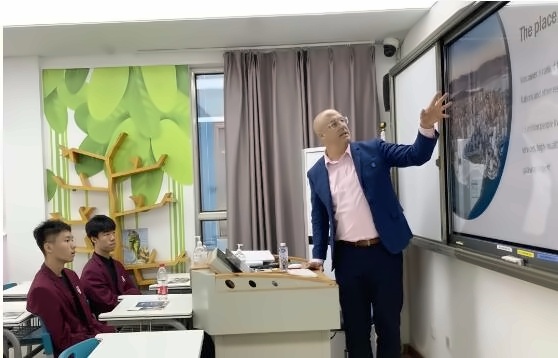 Q加拿大西温教育局国际处处长在北外同文外国语学校的升学讲座2.jpg