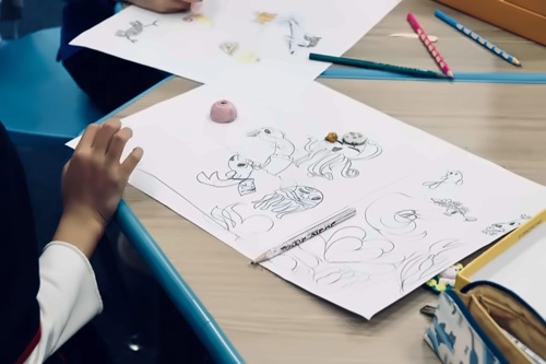 孩子们为微缩模型打草稿