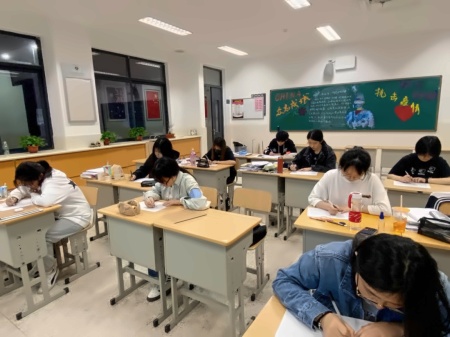 A2班的同学就针对剑桥雅思中的同义替换做出探讨并反馈。.jpg